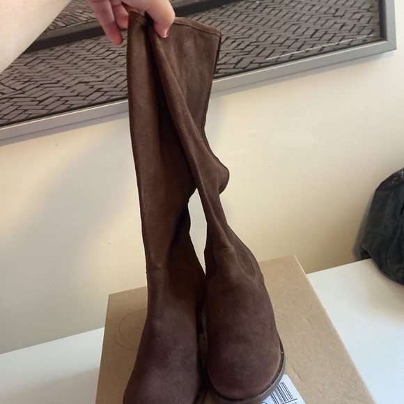 These are beautiful dark brown boots - Picture 2 of 4